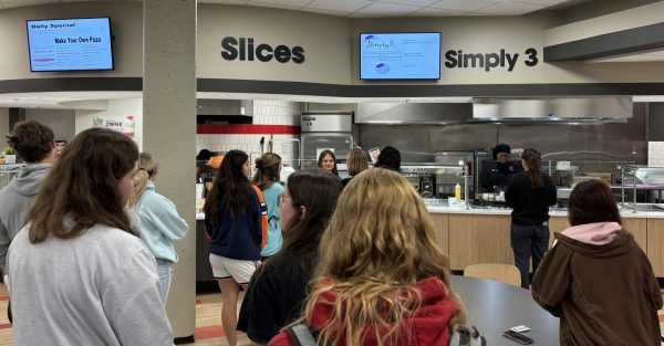 Students waiting in line for pasta in the new Simply 3 Zone in the dining hall. 