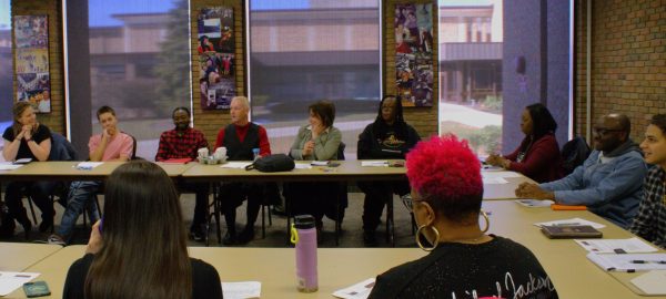 Students, faculty and Maywood entrepreneurs discuss their businesses in a peer advisory session on Feb. 13.